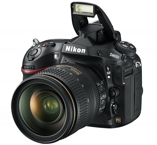 Nikon D800E mit ausgeklapptem Blitz