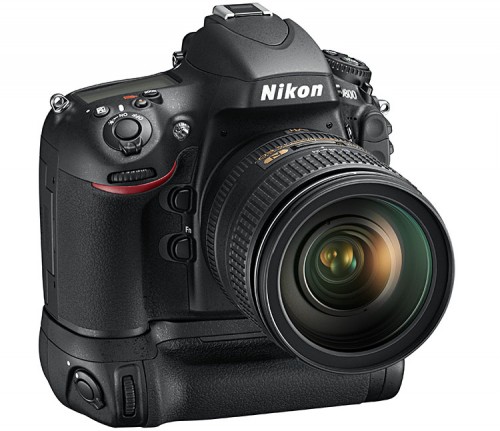 Nikon D800 mit montiertem MB-D12