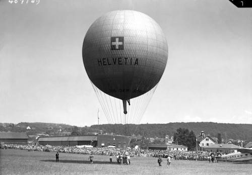 Flugplatz Lausanne-Blécherette 1949 mit Gasballon «Helvetia»Archives cantonales vaudoises, PP 961/467/2/A, © Photo Aéroport Lausanne)