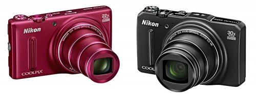 Nikon Coolpix S9600 (links in Rot) und S9700