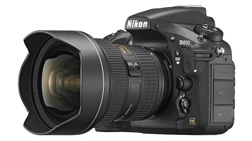 Nikon D810 seitlich mit 14-24mm