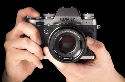 Fujifilm X-T1GSE in Hand