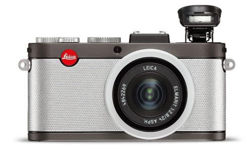 Leica X-E mit ausgeklapptem Blitz