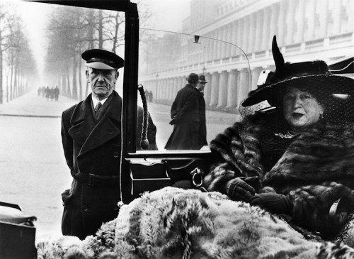 Inge Morath mit der alten Dame Eveleigh Nash, London 1953_750