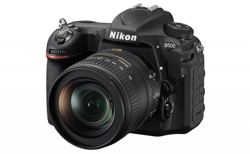 Nikon D500 mit 16-80E_front34l