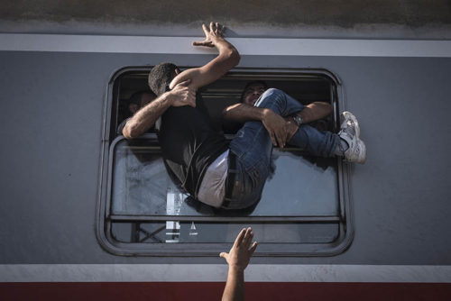 3 Refugees attempt to board a train headed to Zagreb, Croatia in Tovarnik, Hungary, 18 September 2015. (Sergey Ponomarev for The New York Times)