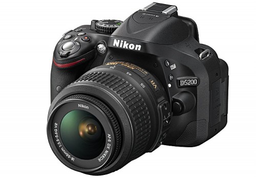 Nikon D5200 in der Farbe Schwarz mit 18-55mm