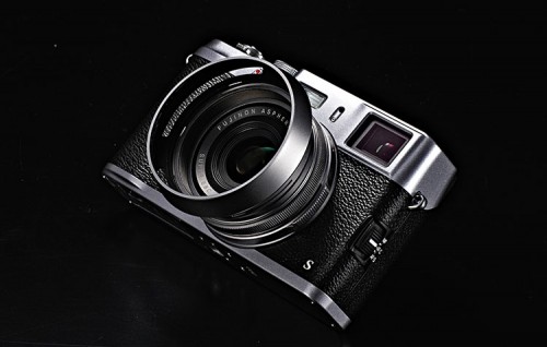 Fujifilm X100S mit Streulichtblende