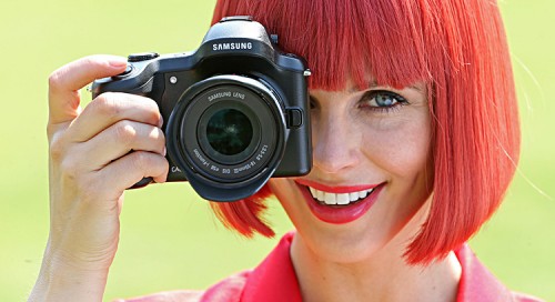 IFA 2013: Miss IFA zeigt Fotokamera Samsung Galaxy NX