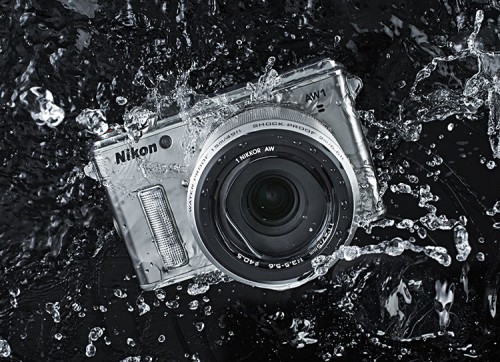 Nikon AW1 silber im Wasser