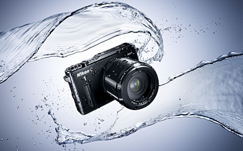 Nikon AW1 schwarz im Wasser