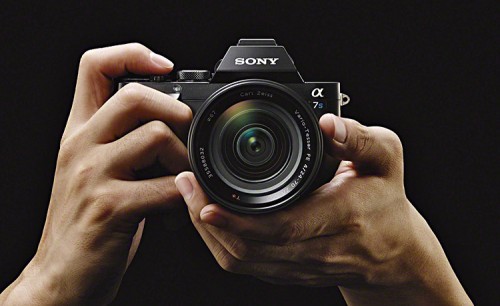 Sony a7S in Händen