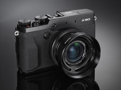 Fuji X30 schwarz rechts vorne