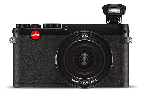 Leica X schwarz mit ausgeklapptem Blitz