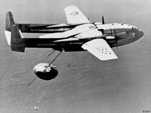 USAF_C119-faengt-einen-Satelliten-Film-ein-Foto-USAF