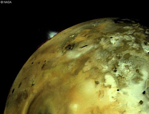 Vulkanausbruch-auf-Jupiter-Mond-Io-fotografiert-von-Voyager-I---Foto--NASA