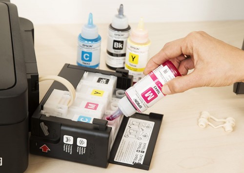 Epson EcoTank wird aufgetankt