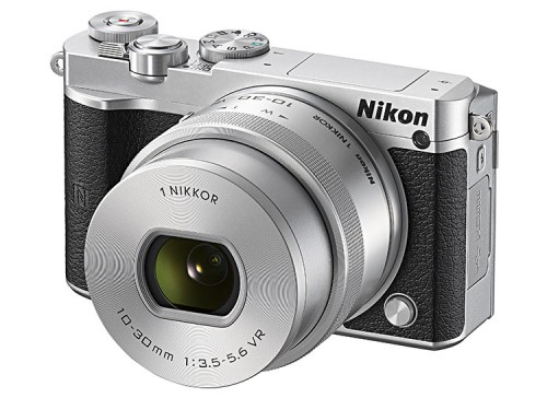 Nikon 1 J5 silber 10-30mm PD (vorne seitlich)
