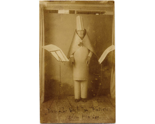 00HugoBall_KubistischesKostuem_Juni1916_im_CabaretVoltaire_2_750