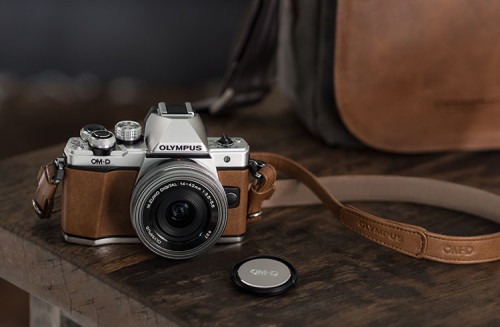 Olympus OM-D E-10 II Limited Edition mit EZ-M1442EZ auf Tisch