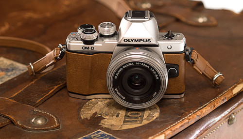 Olympus OM-D E-10 II Limited Edition auf Lederkoffer