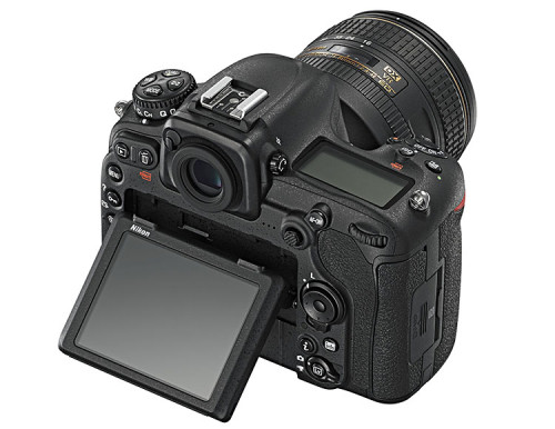 Nikon D500 mit 16-80E hinten 34r