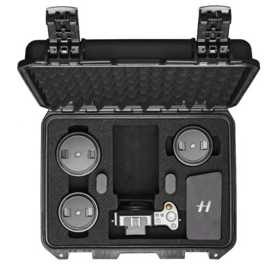Hasselblad X1D Field Kit Blick in Koffer offen mit Kamera und drei Objektiven